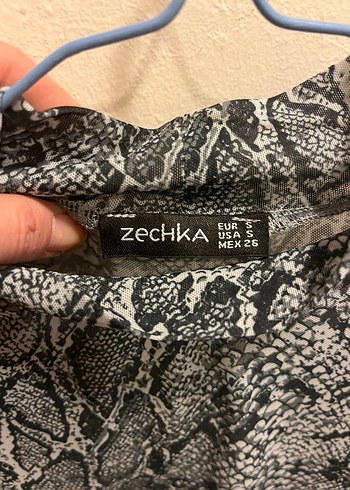 Gri Yılan Desenli Transparan Detaylı Kadın Bluz - Görsel 3