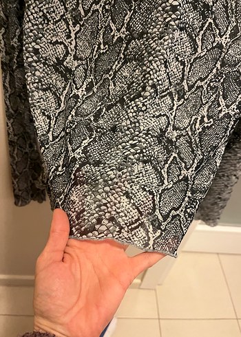 Gri Yılan Desenli Transparan Detaylı Kadın Bluz - Görsel 2