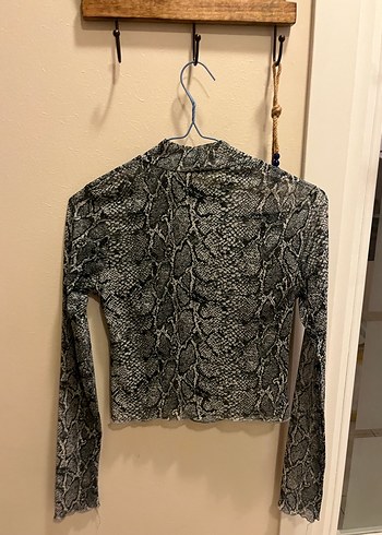 Gri Yılan Desenli Transparan Detaylı Kadın Bluz - Görsel 4