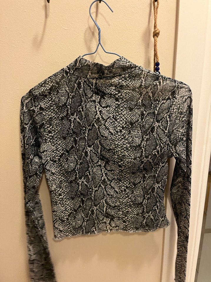 Gri Yılan Desenli Transparan Detaylı Kadın Bluz - Görsel 5