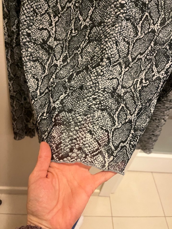 Gri Yılan Desenli Transparan Detaylı Kadın Bluz - Görsel 2