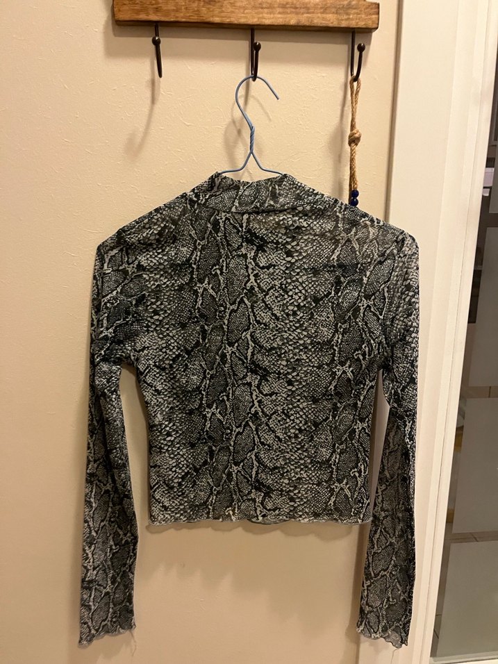 Gri Yılan Desenli Transparan Detaylı Kadın Bluz - Görsel 4