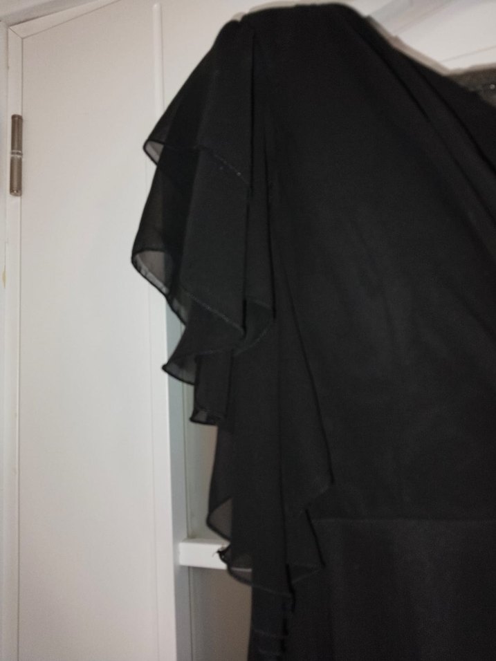 Siyah V Yakalı Uzun Gotik Kadın Elbise - Görsel 4