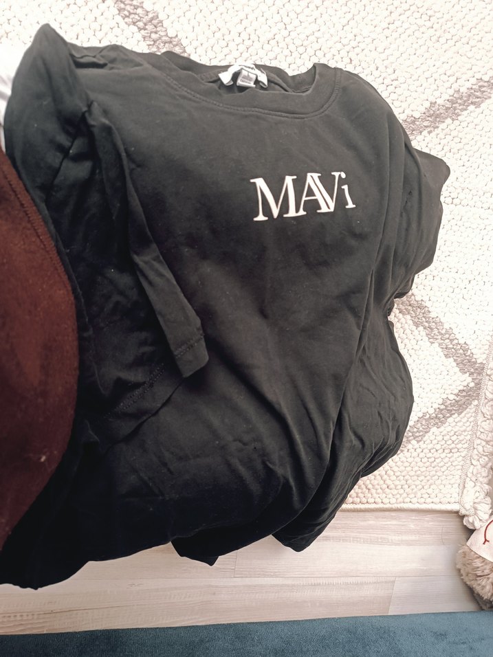 Drapeli Siyah Deri Hamile Tişörtü - Görsel 3