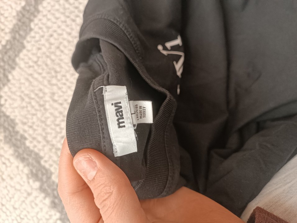 Drapeli Siyah Deri Hamile Tişörtü - Görsel 5