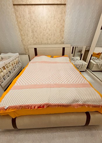 Beyaz ve pastel kareli yatak örtüsü - Görsel 2