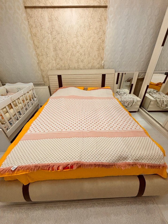 Beyaz ve pastel kareli yatak örtüsü - Görsel 2