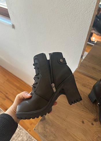 Siyah Deri Gotik Topuklu Kadın Bot - Görsel 2