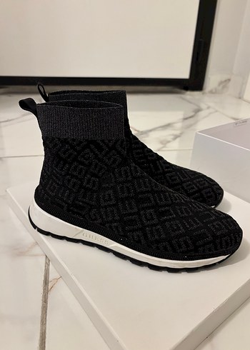 38 Beden ORİJİNAL GUESS Siyah Desenli TRİKO BOT