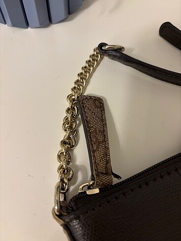 Beden ORİJİNAL GUESS MARKALI ÇAPRAZ ASKILI ÇANTA