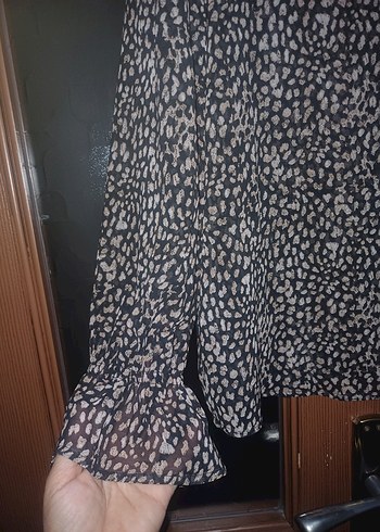 Kahve rengi Yılan Desenli V Yakalı Kadın Bluz - Görsel 2