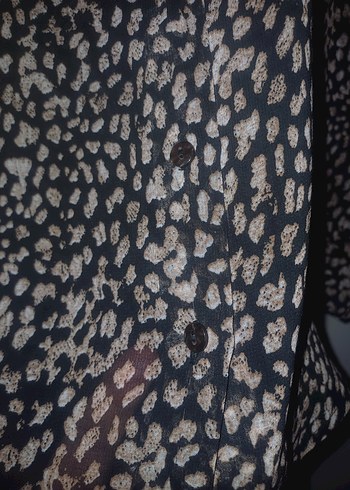 Kahve rengi Yılan Desenli V Yakalı Kadın Bluz - Görsel 3