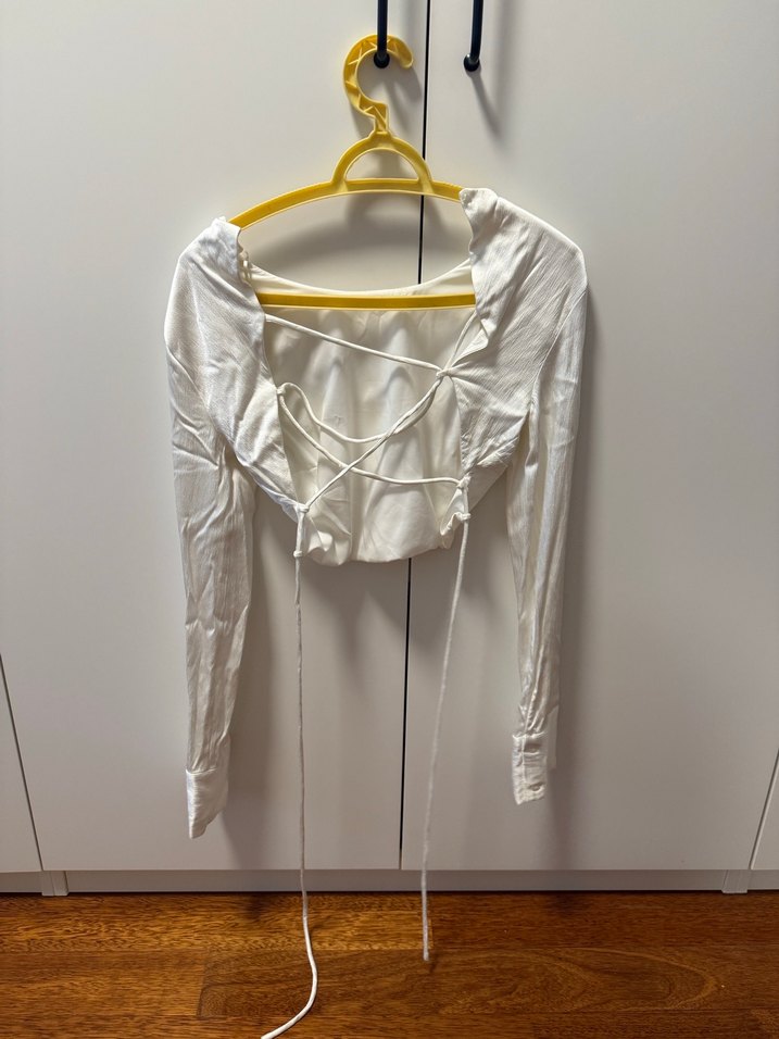 Beyaz Keten Drapeli Halter Yaka Bluz - Görsel 2