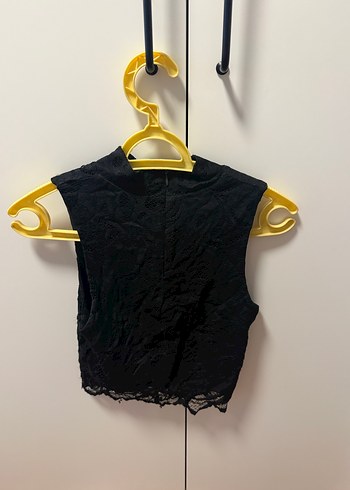 Siyah Dantel Detaylı Yüksek Yakalı Kolsuz Crop Top - Görsel 2