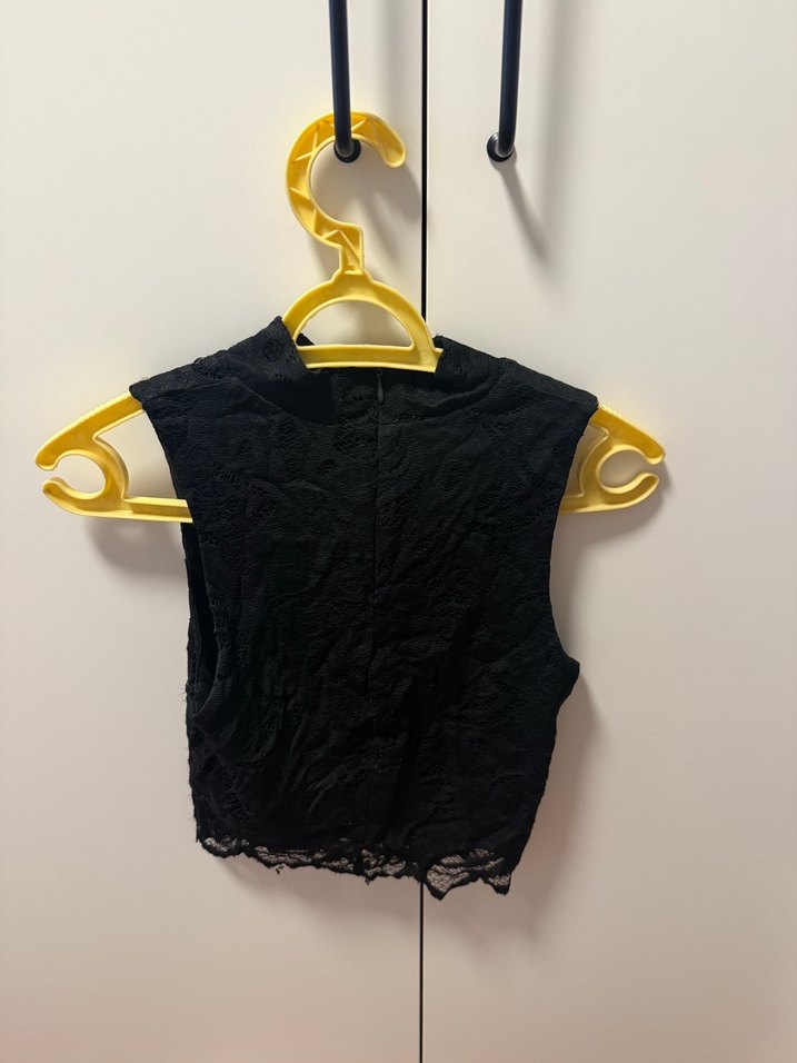 Siyah Dantel Detaylı Yüksek Yakalı Kolsuz Crop Top - Görsel 2