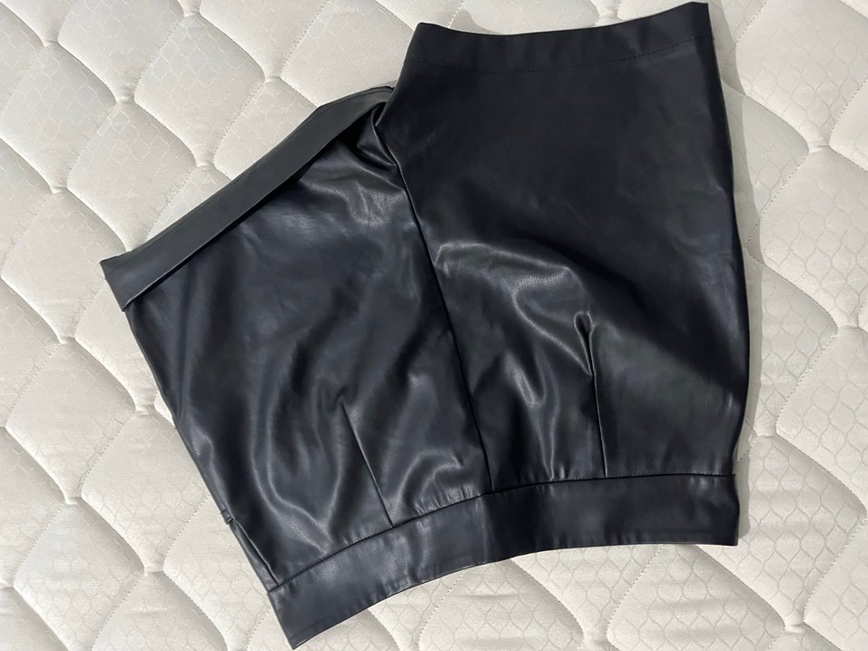 Siyah Deri Mini Şort - Görsel 2