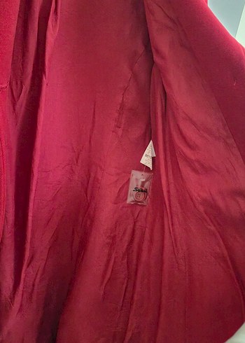 Kırmızı Düğmeli Kaban - Görsel 3