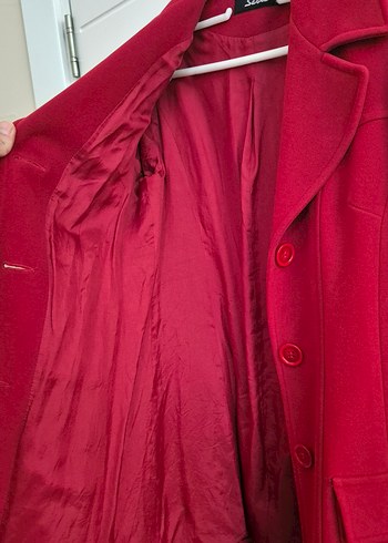 Kırmızı Düğmeli Kaban - Görsel 2