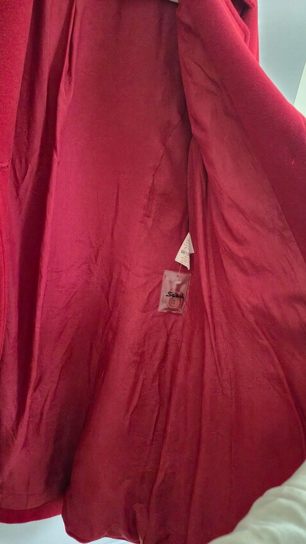 Kırmızı Düğmeli Kaban - Görsel 3