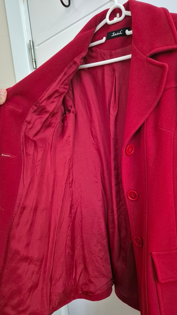 Kırmızı Düğmeli Kaban - Görsel 2