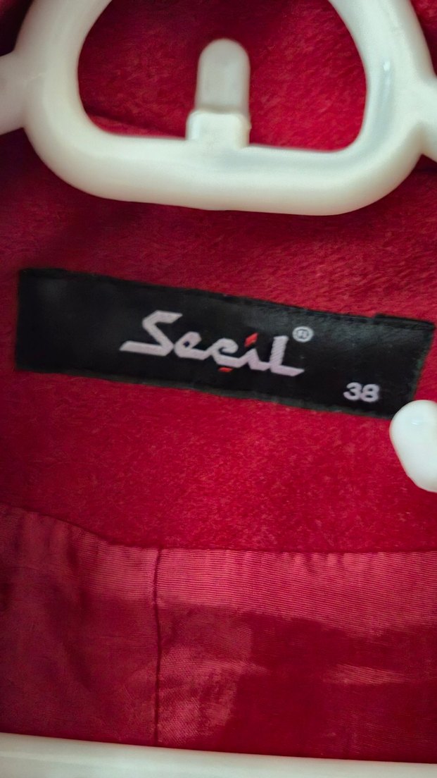 Kırmızı Düğmeli Kaban - Görsel 4