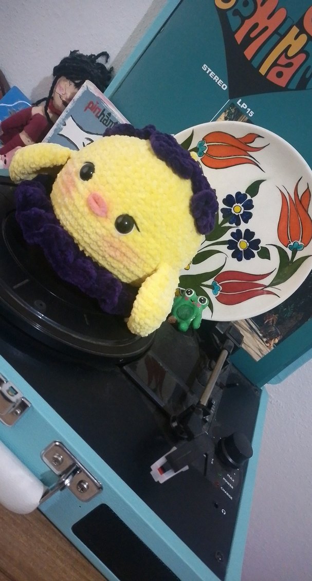 Etekli ve çiçek detaylı civciv amigurumi - Görsel 2