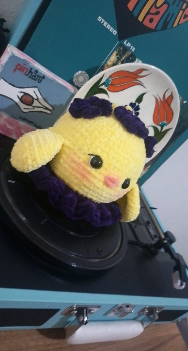 Etekli ve çiçek detaylı civciv amigurumi - Görsel 3