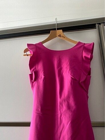Forever New Pembe kısa elbise?
