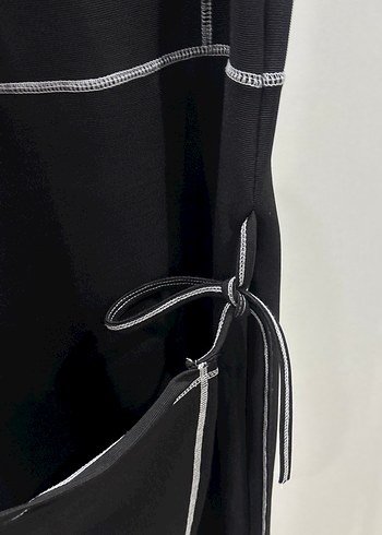 Siyah Yüksek Yakalı Kemerli Uzun Elbise - Görsel 2