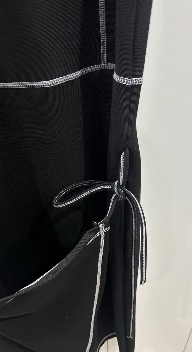 Siyah Yüksek Yakalı Kemerli Uzun Elbise - Görsel 2