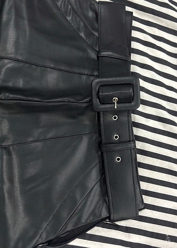 Kadın Siyah Deri Kemerli Mini Şort - Görsel 2