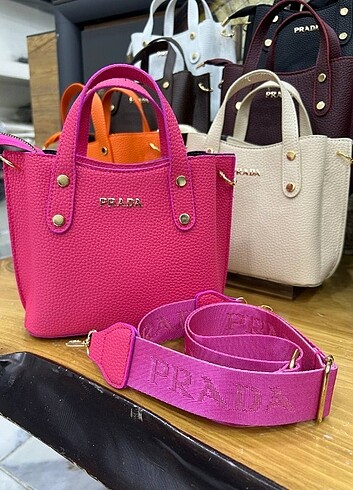 Prada kol çantası