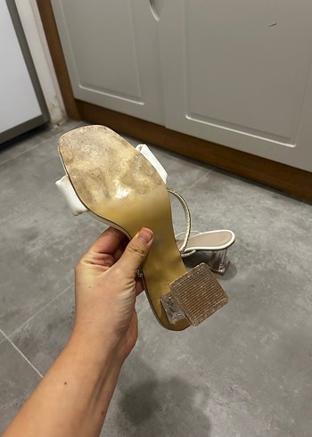 Beyaz Piliseli Topuklu Kadın Terlik - Görsel 5