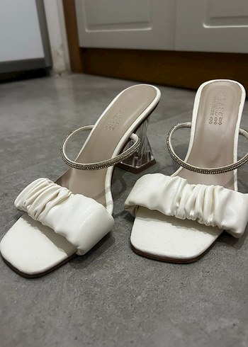 Beyaz Piliseli Topuklu Kadın Terlik - Görsel 2