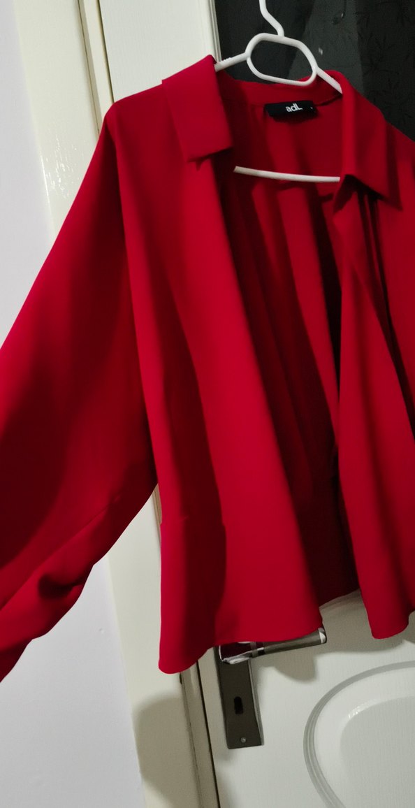 Kırmızı Uzun Drapeli Kadın Kaban - Görsel 3