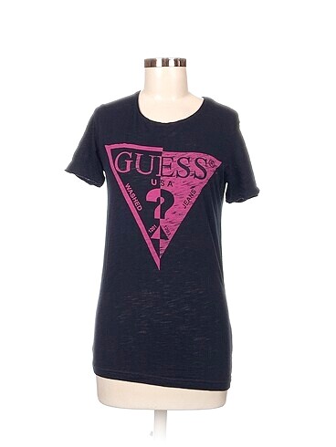 Guess T-shirt %70 İndirimli.