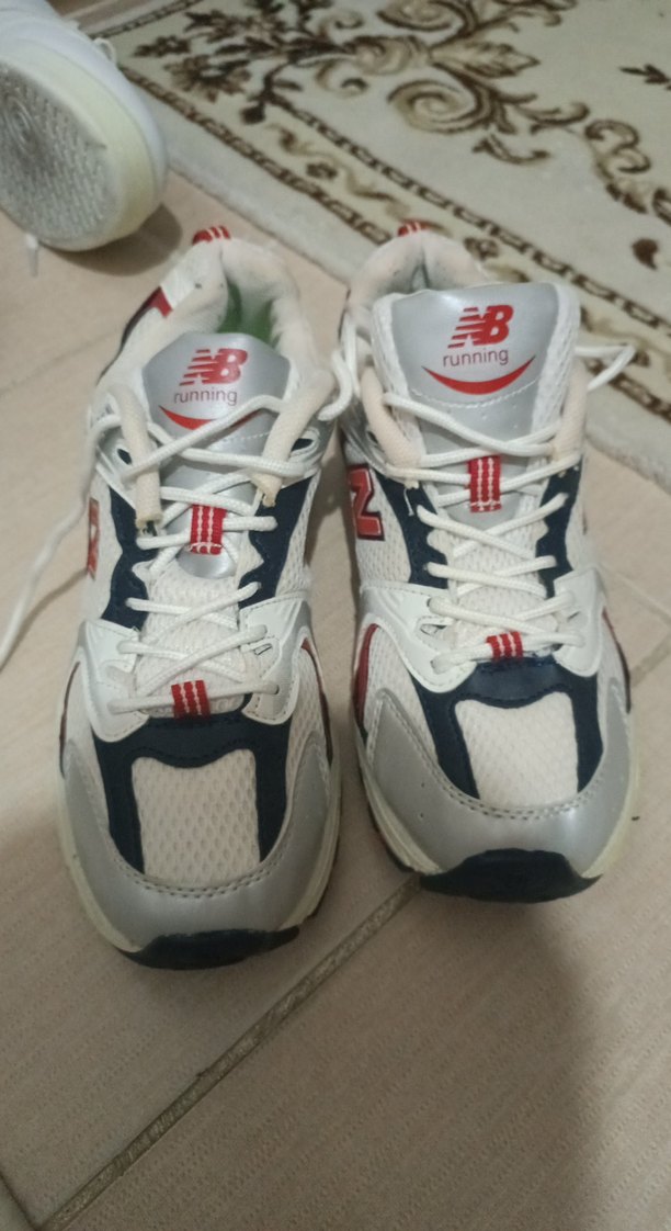 Renkli Baskılı Beyaz Bağcıklı Spor Ayakkabı - Görsel 2