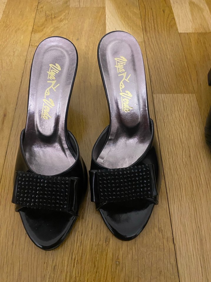 Kemerli Parlak Siyah Platform Terlik - Görsel 2