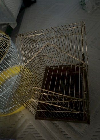 Altın Renkli Küçük Evcil Hayvan Kafesi