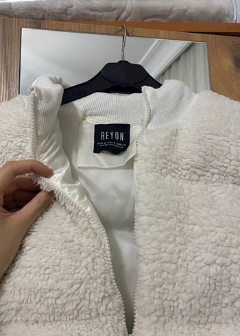 Beyaz Peluş Detaylı Kolsuz Kadın Yelek - Görsel 2