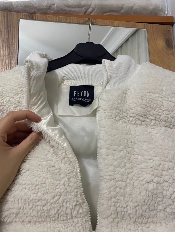 Beyaz Peluş Detaylı Kolsuz Kadın Yelek - Görsel 2