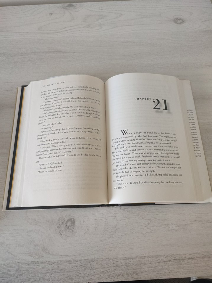 Sidney Sheldon - Are You Afraid of the Dark? İngilizce Roman - Görsel 2