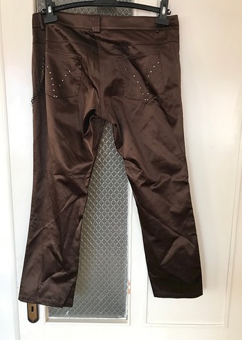 Zincir Detaylı Kahverengi Saten Kadın Pantolon - Görsel 2