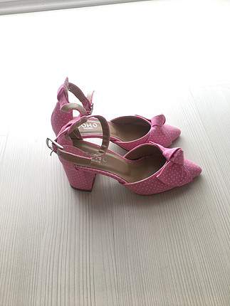 Pembe ayakkabı ve bluz