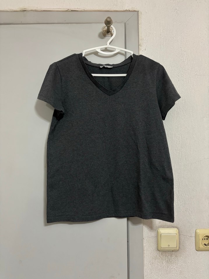 Gri V Yaka Keten Kadın Tişört - Görsel 2