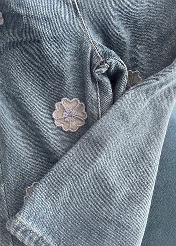 Nakışlı Düğmeli Kız Kot Pantolon - Görsel 3
