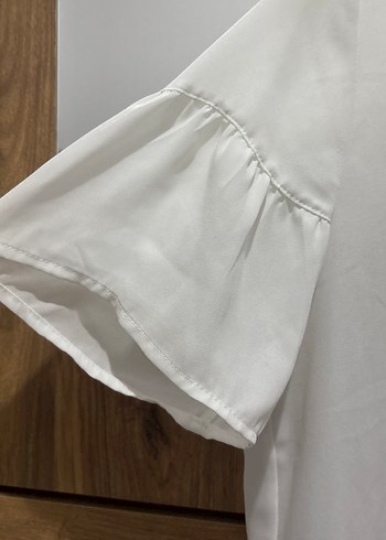 Beyaz Düğmeli Kısa Kollu Gömlek - Görsel 2