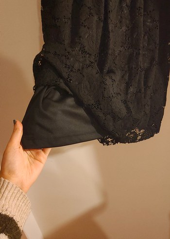 Dantel Detaylı Siyah V Yakalı Midi Elbise - Görsel 2