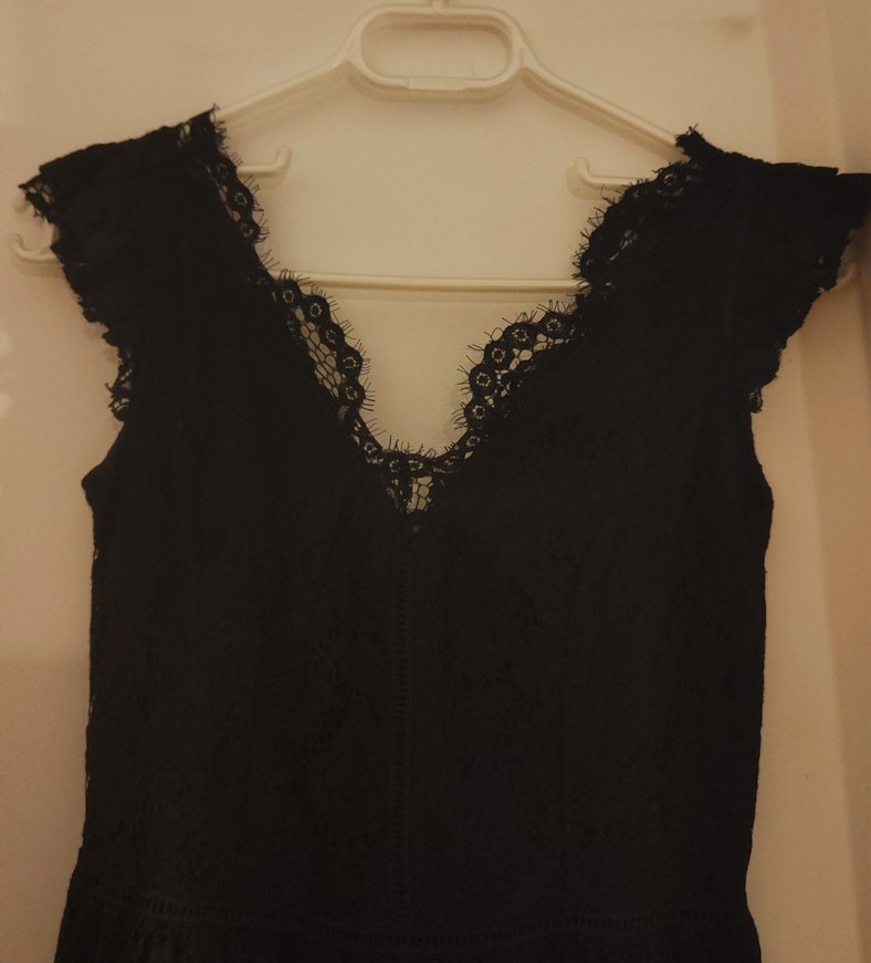 Dantel Detaylı Siyah V Yakalı Midi Elbise - Görsel 4