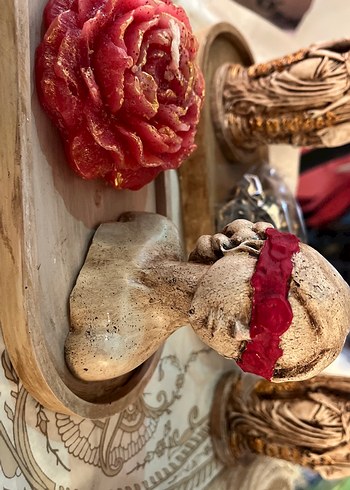 Bordo Renkli çiçek göz bantlı Kadın heykelli mum set - Görsel 2